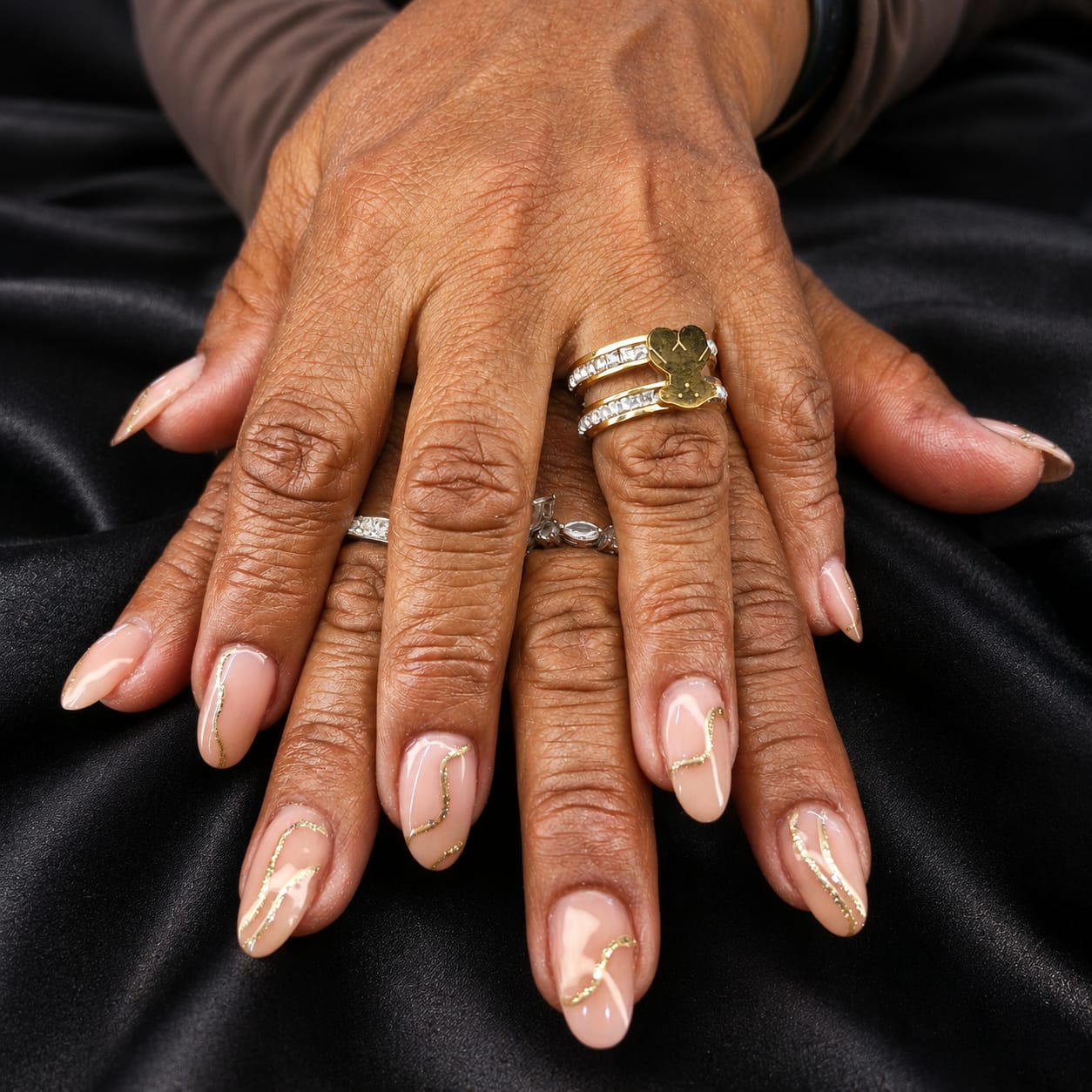 Diseño de uñas en tonos nude y dorado