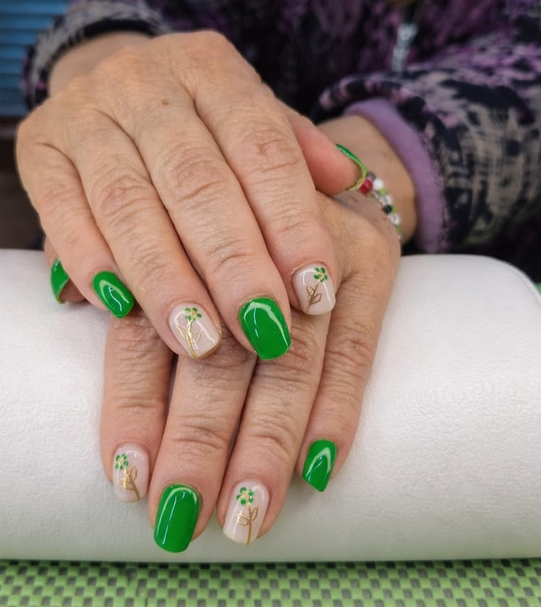 Gel semipermanente verde en pies